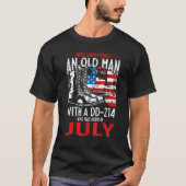 Mannen onderschatten nooit een oud Man met een DD T-shirt (Voorkant)