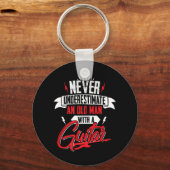 Mannen onderschatten nooit een oud Man met een git Sleutelhanger (Voorkant)