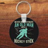 Mannen onderschatten nooit een oud Man met een kaj Sleutelhanger (Voorkant)