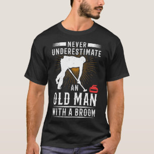 Mannen onderschatten nooit een oud Man met een kam T-shirt