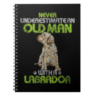 Mannen onderschatten nooit een oud Man met een lab Notitieboek