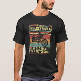 Mannen onderschatten nooit een oud Man met een mot T-shirt