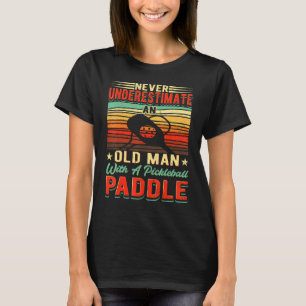 Mannen onderschatten nooit een oud Man met een Pic T-shirt