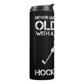 Mannen onderschatten nooit een oud Man met een sle Thermosbeker (Gedraaid links)