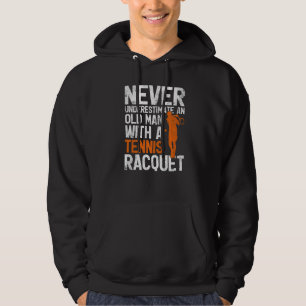 Mannen onderschatten nooit een oud Man met een ten Hoodie