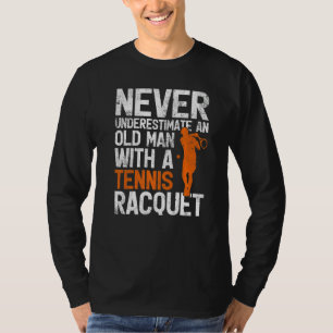 Mannen onderschatten nooit een oud Man met een ten T-shirt