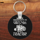 Mannen onderschatten nooit een oud Man met een tre Sleutelhanger (Voorkant)