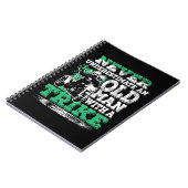 Mannen onderschatten nooit een oud Man met een tri Notitieboek (Linkerzijde)