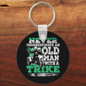 Mannen onderschatten nooit een oud Man met een tri Sleutelhanger (Voorkant)