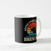 Mannen onderschatten nooit een oud Man met een tro Koffiemok (Voorkant rechts)