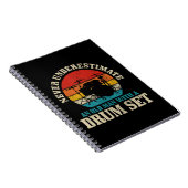 Mannen onderschatten nooit een oud Man met een tro Notitieboek (Rechterzijde)