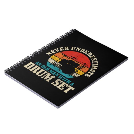 Mannen onderschatten nooit een oud Man met een tro Notitieboek (Linkerzijde)