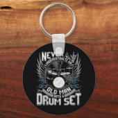 Mannen onderschatten nooit een oud Man met een tro Sleutelhanger (Voorkant)