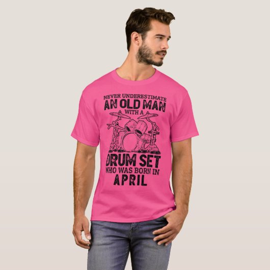 Mannen onderschatten nooit een oud Man met een tro T-shirt (Voorkant volledig)