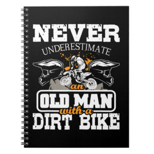 Mannen onderschatten nooit een oud Man met een vui Notitieboek
