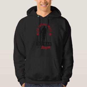 Mannen onderschatten nooit een oud Man op een fiet Hoodie