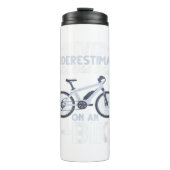 Mannen onderschatten nooit een oud Man op een fiet Thermosbeker (Voorkant)