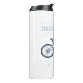 Mannen onderschatten nooit een oud Man op een fiet Thermosbeker (Gedraaid links)