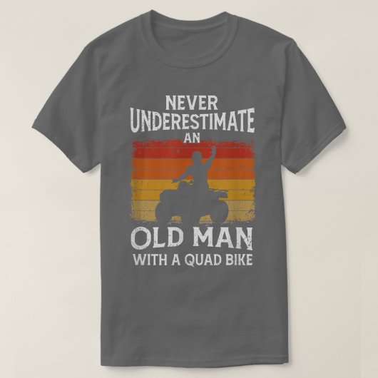 Mannen onderschatten nooit een oud Man op een quad T-shirt (Design voorkant)
