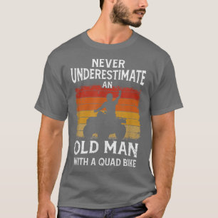 Mannen onderschatten nooit een oud Man op een quad T-shirt