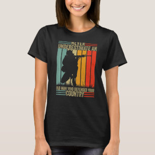 Mannen onderschatten nooit een OUD MAN US Vet T-shirt