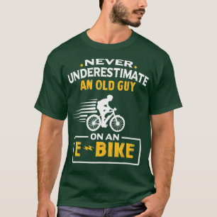 Mannen onderschatten nooit een oude man op een EBI T-shirt