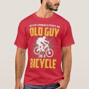 Mannen onderschatten nooit een oude man op een fie t-shirt