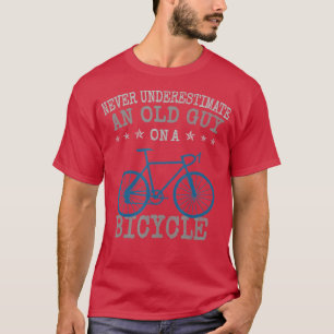 Mannen onderschatten nooit een oude man op een fie t-shirt