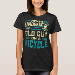Mannen onderschatten nooit een oude man op een fie t-shirt