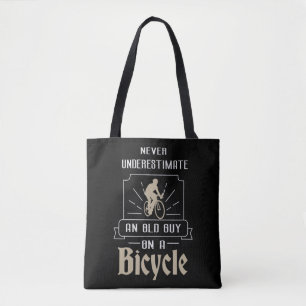 Mannen onderschatten nooit een oude man op een fie tote bag