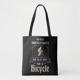 Mannen onderschatten nooit een oude man op een fie tote bag