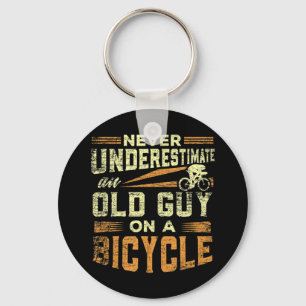 Mannen onderschatten nooit een oude man op een mot sleutelhanger
