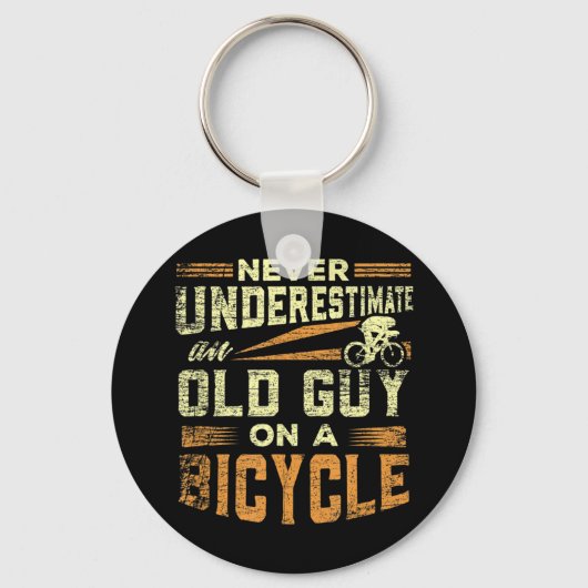 Mannen onderschatten nooit een oude man op een mot sleutelhanger (Voorkant)