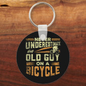 Mannen onderschatten nooit een oude man op een mot sleutelhanger (Voorkant)