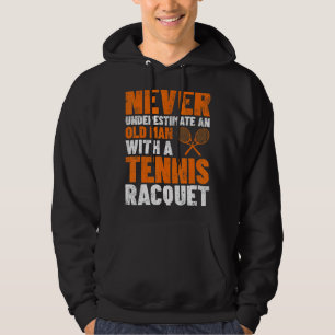 Mannen onderschatten nooit een oude Man Tennis Rac Hoodie