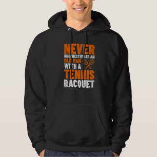 Mannen onderschatten nooit een oude Man Tennis Rac Hoodie