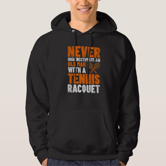 Mannen onderschatten nooit een oude Man Tennis Rac Hoodie (Voorkant)