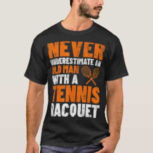 Mannen onderschatten nooit een oude Man Tennis Rac T-shirt