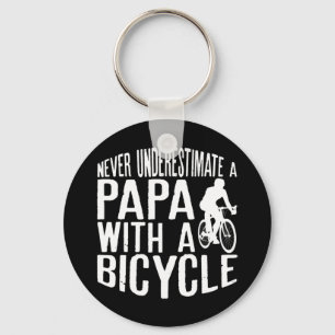 Mannen onderschatten nooit een Papa met een fietsw Sleutelhanger