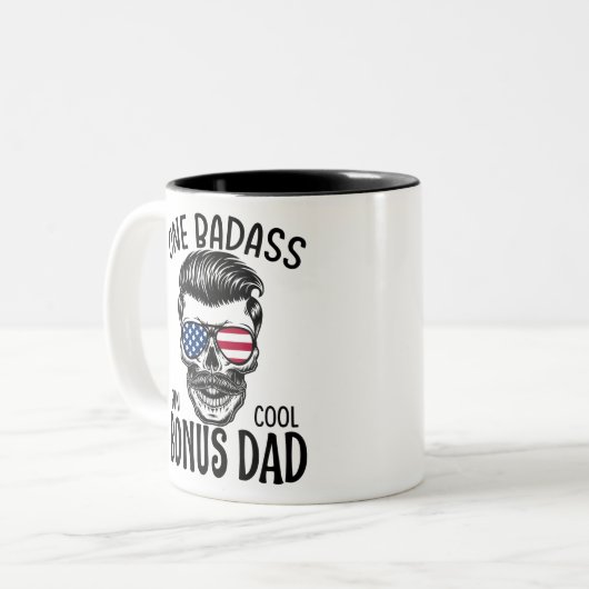 Mannen One Badass Bonus Stap Dad Funny Gift Birthd Tweekleurige Koffiemok (Voorkant links)