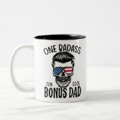 Mannen One Badass Bonus Stap Dad Funny Gift Birthd Tweekleurige Koffiemok (Links)
