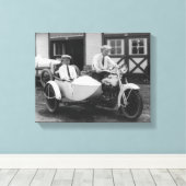 Mannen op Harley Davidson-motorfiets met Sidecar Canvas Afdruk (Insitu (Houten vloer))