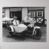 Mannen op Harley Davidson-motorfiets met Sidecar Poster (Voorkant)