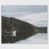 MANNEN OP MOTORBOAT ONDER CLOUDY SKY CADEAUPAPIER (Vlak)