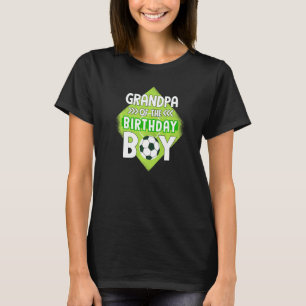 Mannen opa van de verjaardagsjongen opa voetbal vo t-shirt