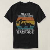 Mannen oud Man met een backhoe Funny Excavator Gif T-shirt (Design voorkant)