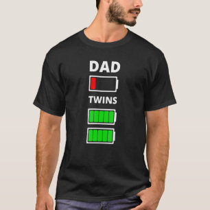 Mannen papa vermoeide lage batterij tweeling volle t-shirt