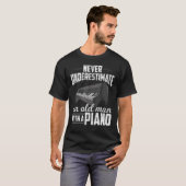 Mannen pianist muziek onderschat nooit een oud Man T-shirt (Voorkant volledig)