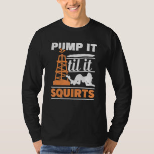 Mannen pomp tot hij rughneolie rig olie oprolt t-shirt