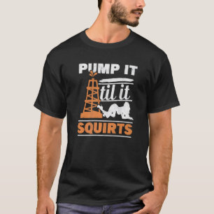 Mannen pomp tot hij rughneolie rig olie oprolt t-shirt